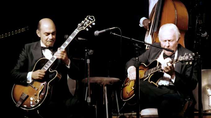 Joe Pass e Herb Ellis insieme durante un concerto
Guitar Prof Blog